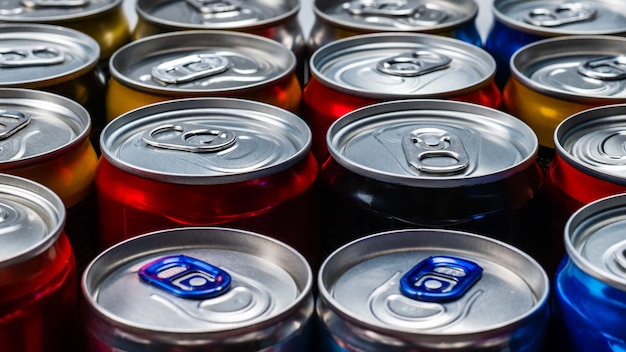 Foto grupo de latas de alumínio, bebida gelada.