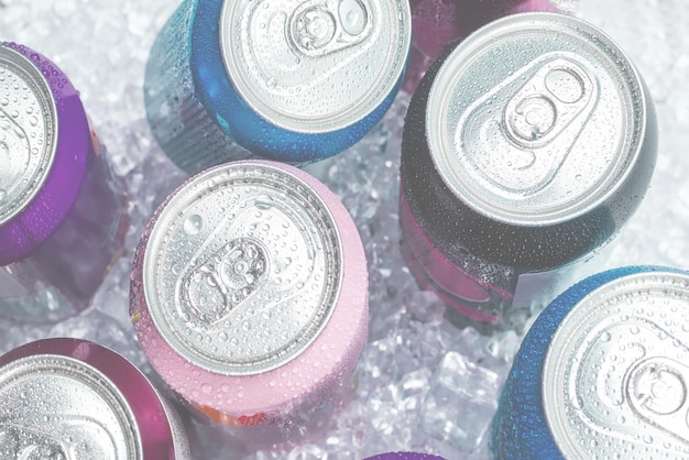 Foto grupo de latas de alumínio em bebida gelada