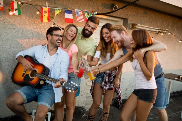 Grupo de lindas amigas despreocupadas dançando e se divertindo no verão