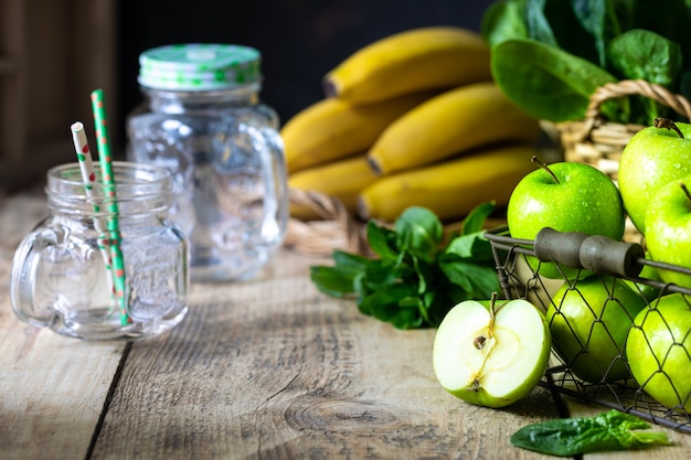 Grupo de maçãs verdes saudáveis, espinafre, banana e hortelã são ingredientes para um smoothie. desintoxicação, dieta, saudável, conceito de comida vegetariana.