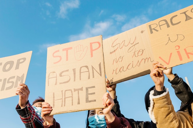 Grupo de manifestantes protesta na rua por direitos iguais