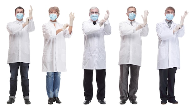 Grupo de médicos com máscara isolada em branco