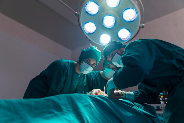 Grupo de médicos concentrado em um paciente durante uma operação de histerectomia em um hospital