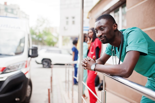 Grupo de médicos da equipe de emergência da ambulância paramédica africana