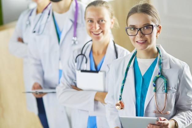 Grupo de médicos e enfermeiras em pé no quarto do hospital