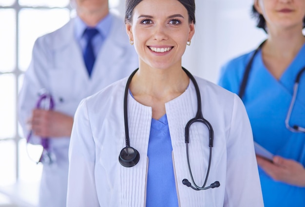 Grupo de médicos e enfermeiros em um quarto de hospital