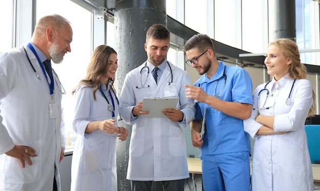 Grupo de médicos em pé no consultório médico.