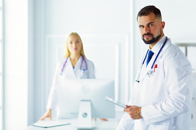 Foto grupo de médicos em uma sala de consultoria