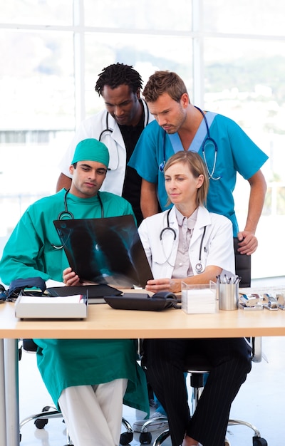 Foto grupo de médicos que estudam um raio-x