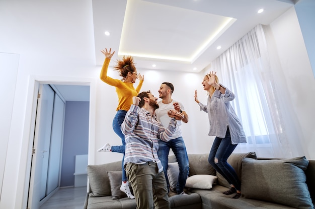 Foto grupo de melhores amigos alegres, se divertindo em casa.