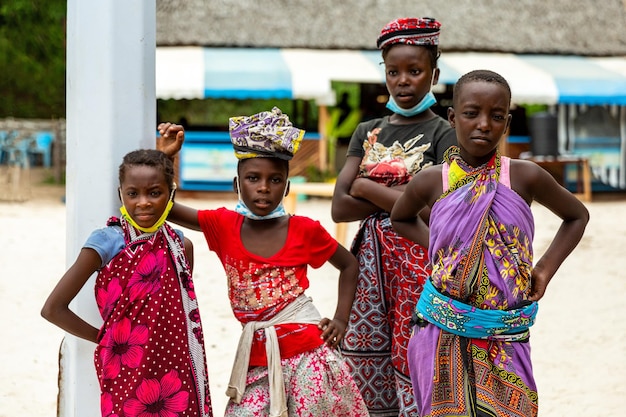 Grupo de meninas em roupas tradicionais brilhantes na praia em Mombasa Kenya