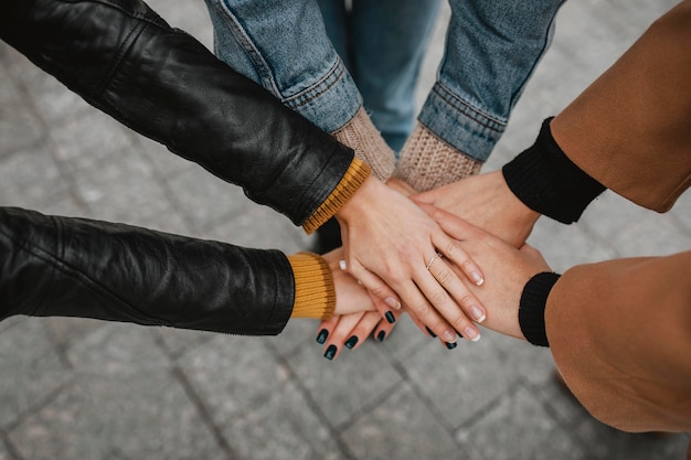Foto grupo de meninas tocando as mãos