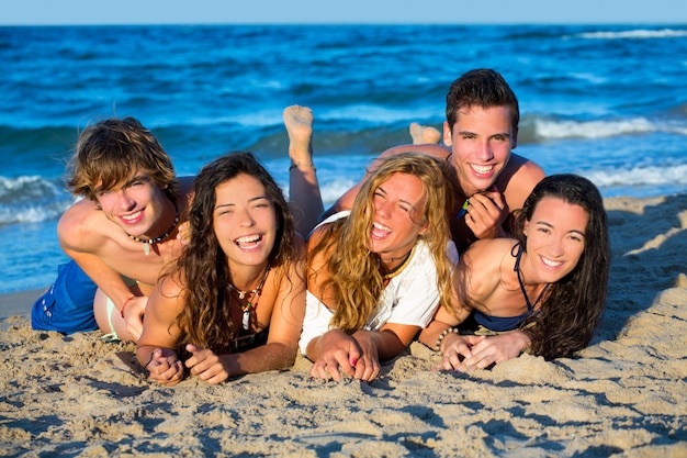 Grupo de meninos e meninas se divertindo na praia