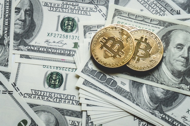 Grupo de moedas, pilha de Bitcoin na nota de dólar. Moeda criptográfica.