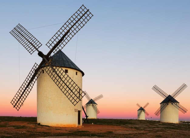 Moinhos de vento de pedra antigos em la mancha. céu azul com nuvens.