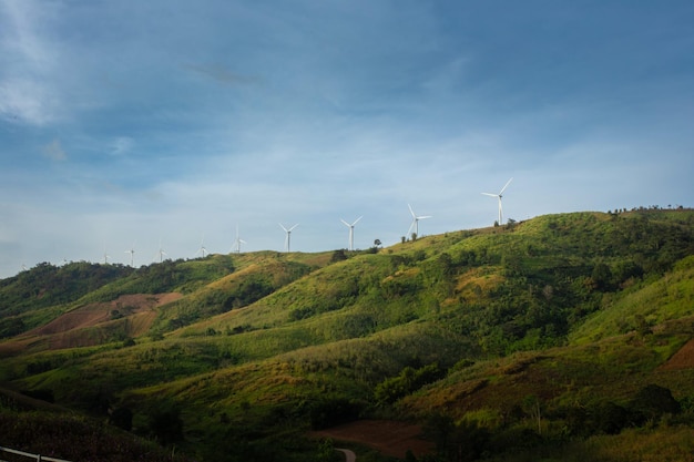 Grupo de moinhos de vento para produção de energia elétrica renovável Fazenda de turbinas eólicas nas montanhas