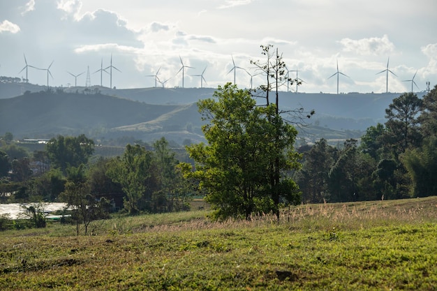 Foto grupo de moinhos de vento para produção de energia elétrica renovável fazenda de turbinas eólicas nas montanhas