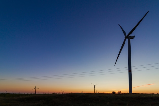 Grupo de moinhos de vento para produção de energia elétrica renovável