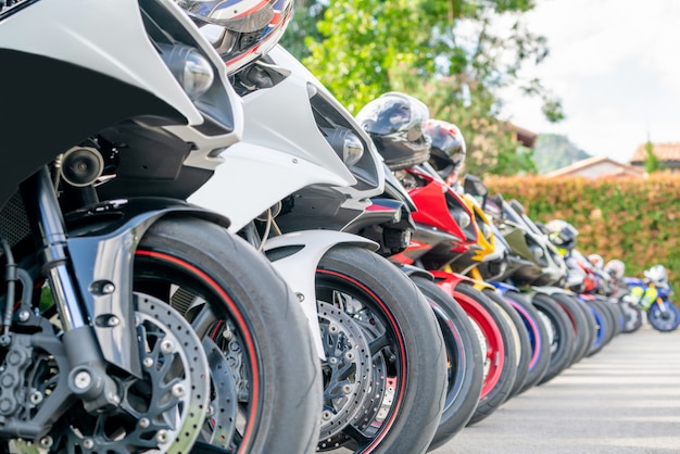 Foto grupo de motocicletas estacionamento na rua da cidade no verão