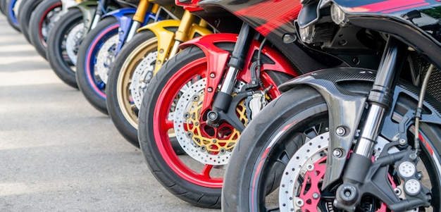 Foto grupo de motocicletas estacionamento na rua da cidade no verão