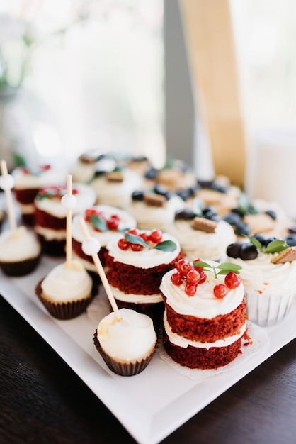 Grupo de muitos pequenos lanches doces saborosos