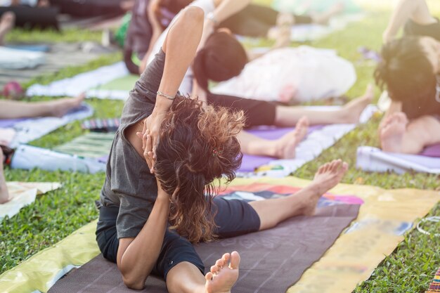 Foto grupo de mulher asiática fazendo yoga ou exercício no parque