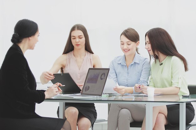 Grupo de mulher de negócios em reunião no escritório