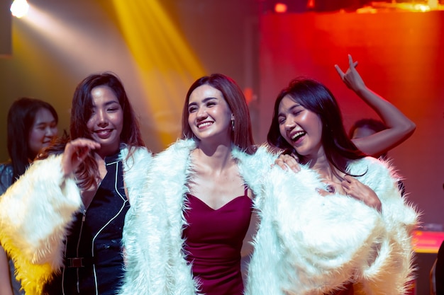 Grupo de mulheres amigas se divertindo em uma festa no clube de dança