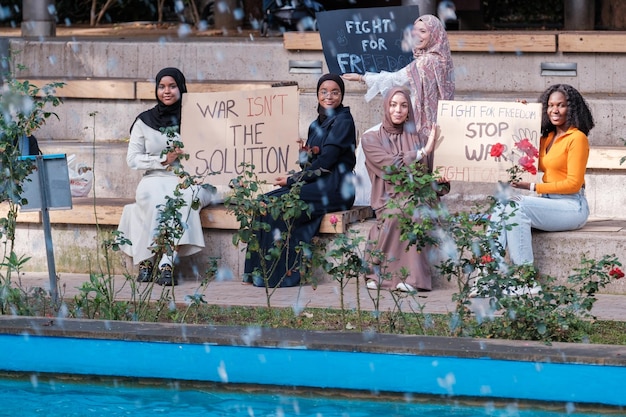 Grupo de mulheres com características árabes demonstrando contra a guerra e a favor dos direitos humanos