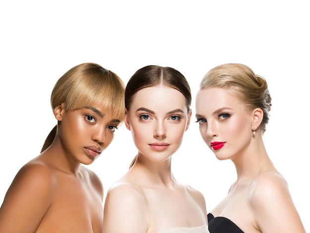 Grupo de mulheres de beleza étnica com cor de cabelo de raça diferente, tipo de pele feminina bonita. tiro do estúdio.