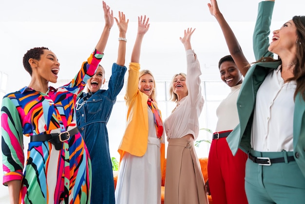 Foto grupo de mulheres de negócios reunidas no escritório