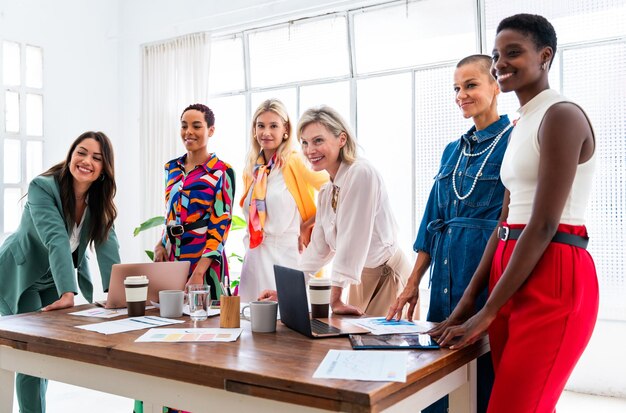 Grupo de mulheres de negócios reunidas no escritório