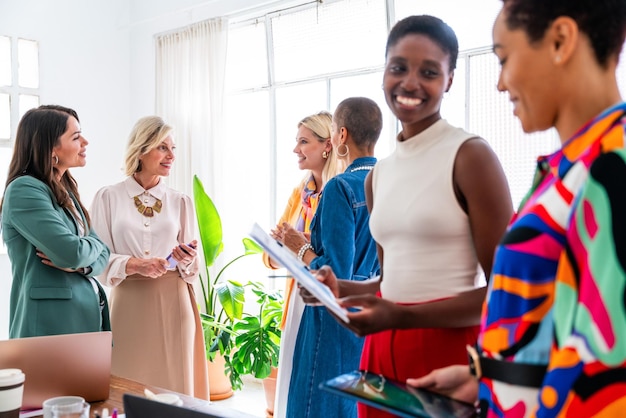 Grupo de mulheres de negócios reunidas no escritório