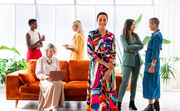 Foto grupo de mulheres de negócios reunidas no escritório