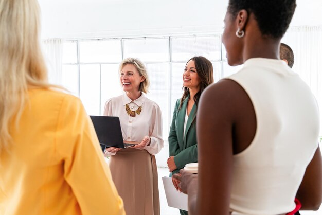 Grupo de mulheres de negócios reunidas no escritório