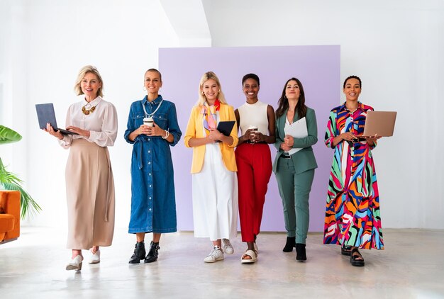 Foto grupo de mulheres de negócios reunidas no escritório