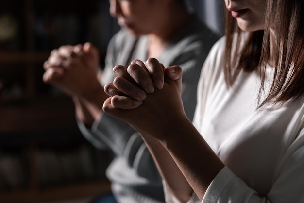 Foto grupo de mulheres diferentes orando juntas cristãos e conceito de estudo bíblico