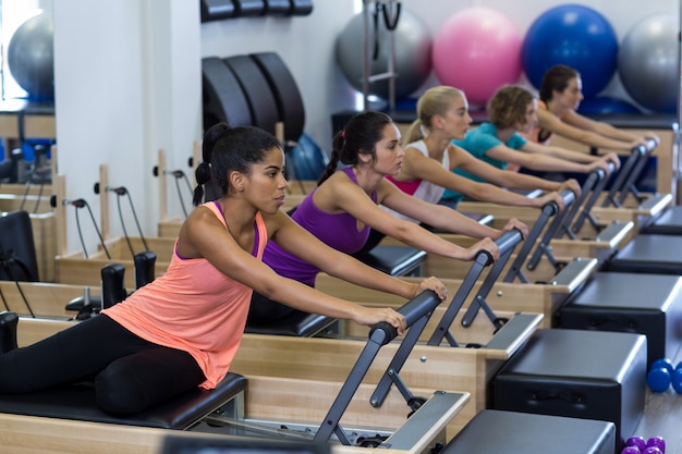 Grupo de mulheres fazendo exercícios no reformador