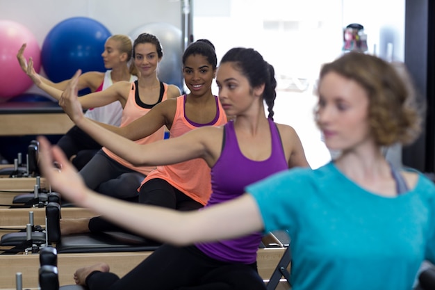 Grupo de mulheres fazendo exercícios no reformador