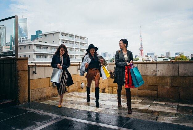 Grupo de mulheres japonesas que passam um tempo em Tóquio, fazendo compras em diferentes áreas da cidade