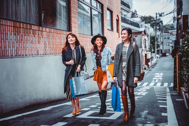 Grupo de mulheres japonesas que passam um tempo em Tóquio, fazendo compras em diferentes áreas da cidade