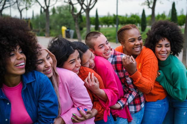 Grupo de mulheres jovens de diferentes etnias juntas se abraçando