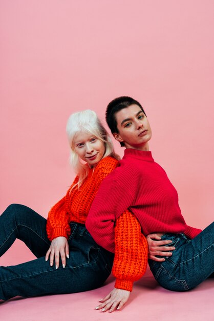 Grupo de mulheres multiétnicas com diferentes tipos de pele posando juntas em estúdio