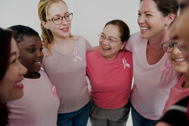 Foto grupo de mulheres multiétnicas usam camisa rosa