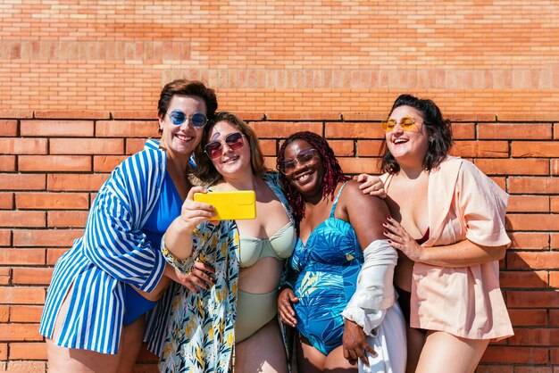 Grupo de mulheres plus size com roupa de banho na praia