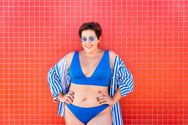 Grupo de mulheres plus size com roupa de banho na praia