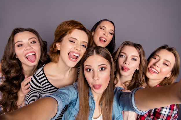 grupo de mulheres tirando selfie