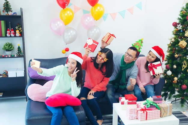 Grupo, de, multi-étnico, colegas trabalho, levando, selfie, em, chapéus santa, em, partido escritório,