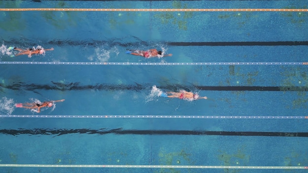 Grupo de nadadores treinando em uma vista superior da piscina ao ar livre