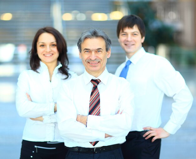 Grupo de negócios bem sucedido em uma fileira sorrindo